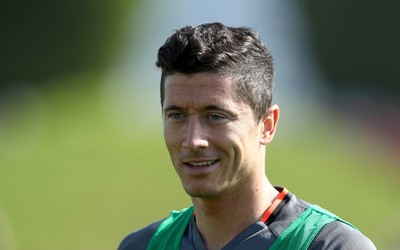 天行电竞动态-什琴斯尼训练中扑出C罗任意球